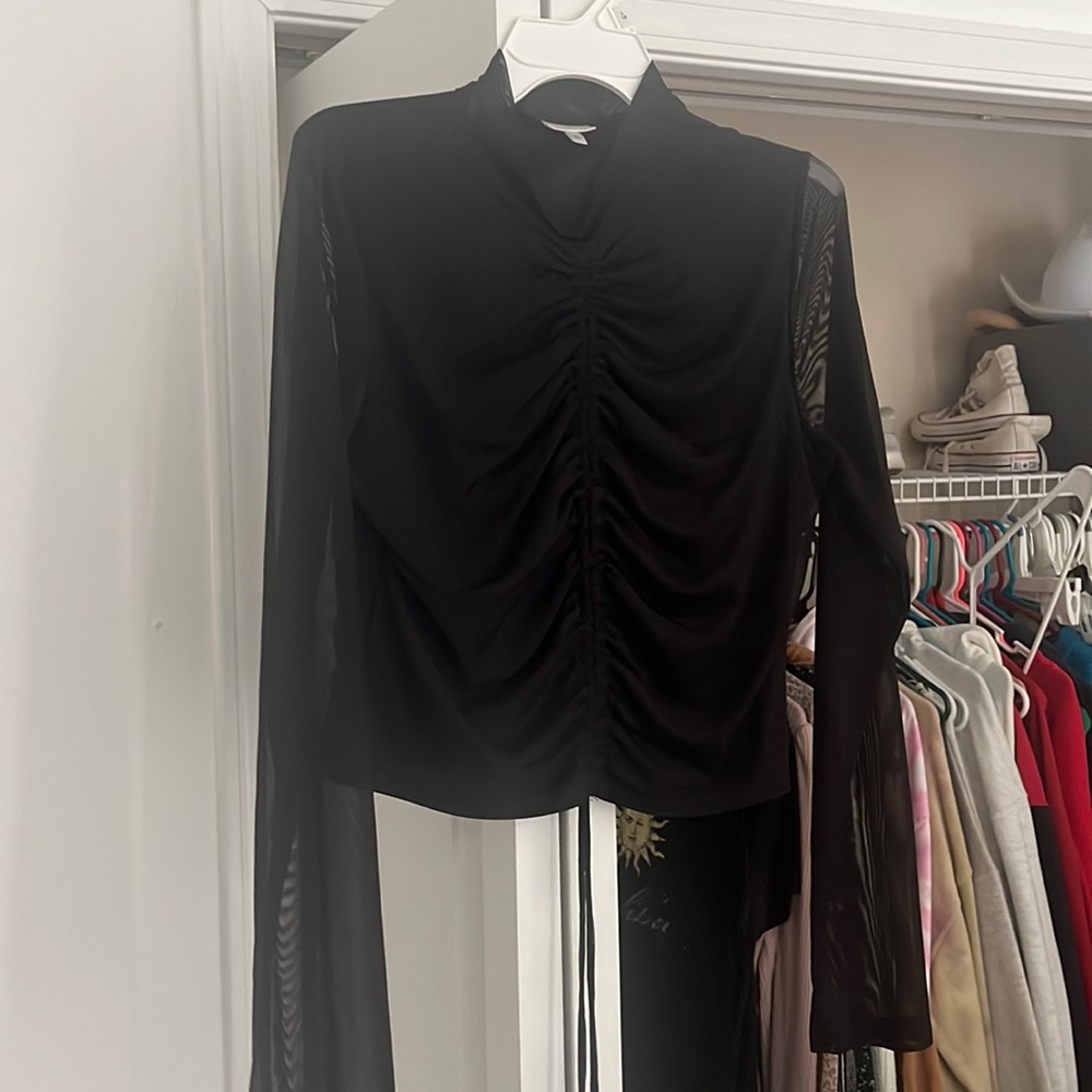 Black long sleeve cropped shirt